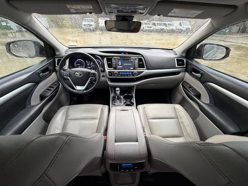 Used 2018 Toyota Highlander XLE image 18