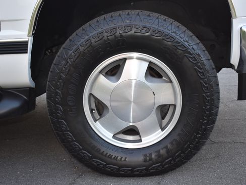 Used 1999 Chevrolet Tahoe 4WD 2-Door w/ Preferred Equipment Group image 30