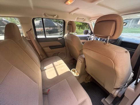 Used 2016 Jeep Patriot Latitude AWD/4WD image 8