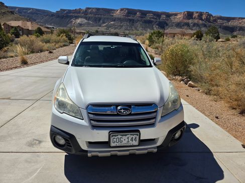 Used 2013 Subaru Outback 2.5i Limited w/ Popular Pkg 1B image 2