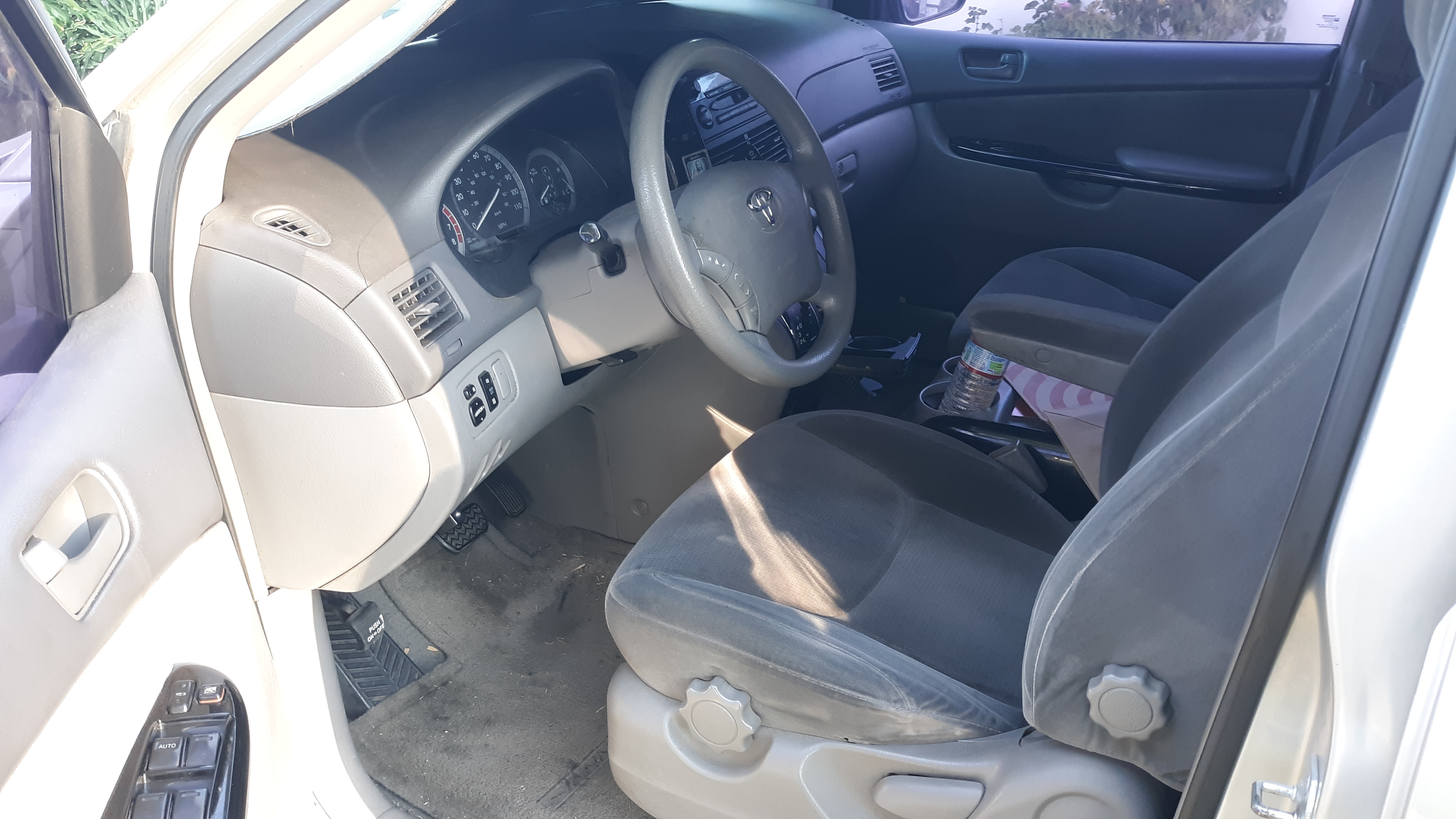 Used 2004 Toyota Sienna LE w/ LE Pkg 1 FWD image 4