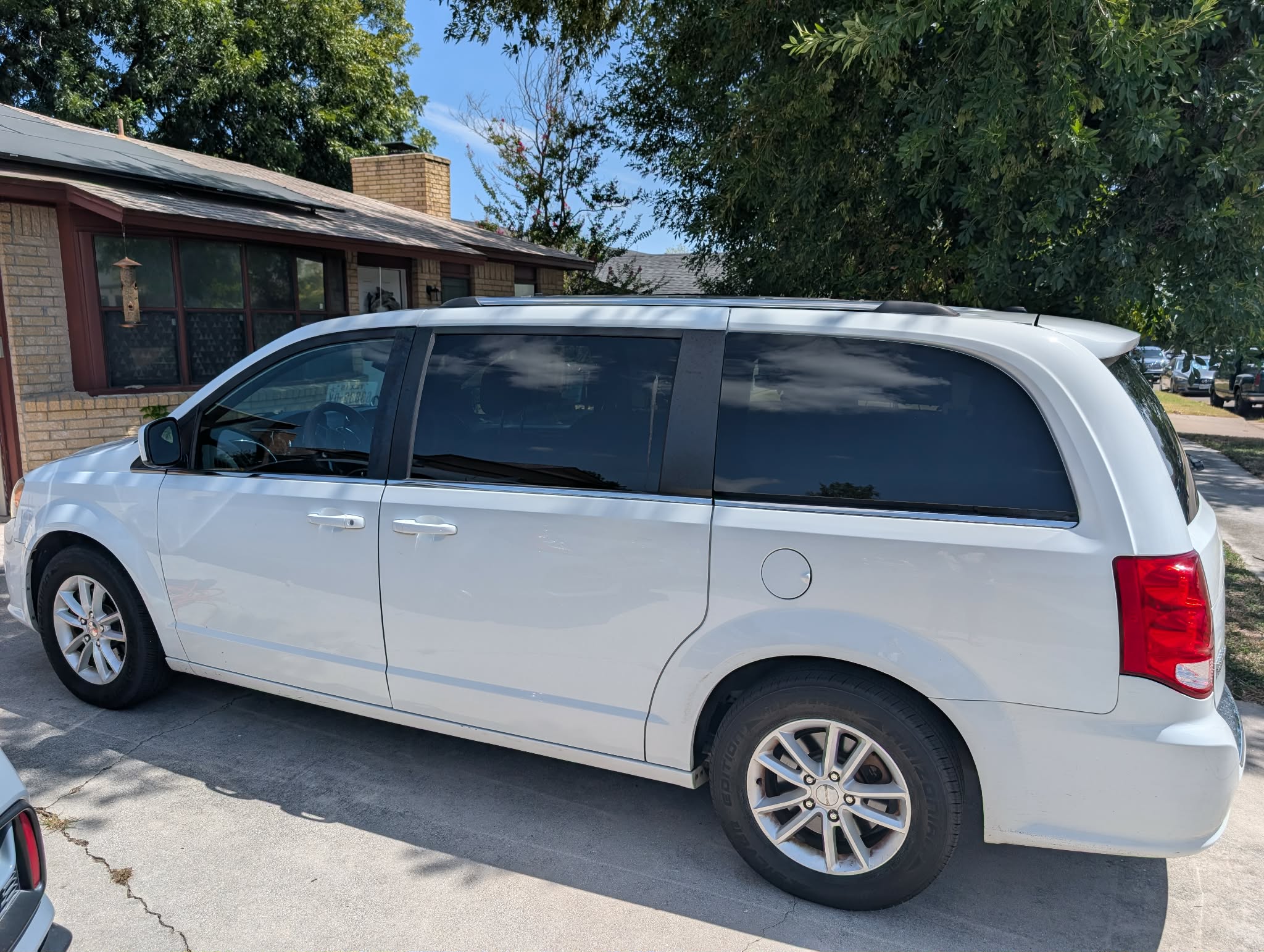 Used 2018 Dodge Grand Caravan SXT FWD image 1