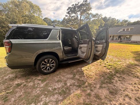 Used 2023 Chevrolet Suburban LT w/ Luxury Package AWD/4WD image 12