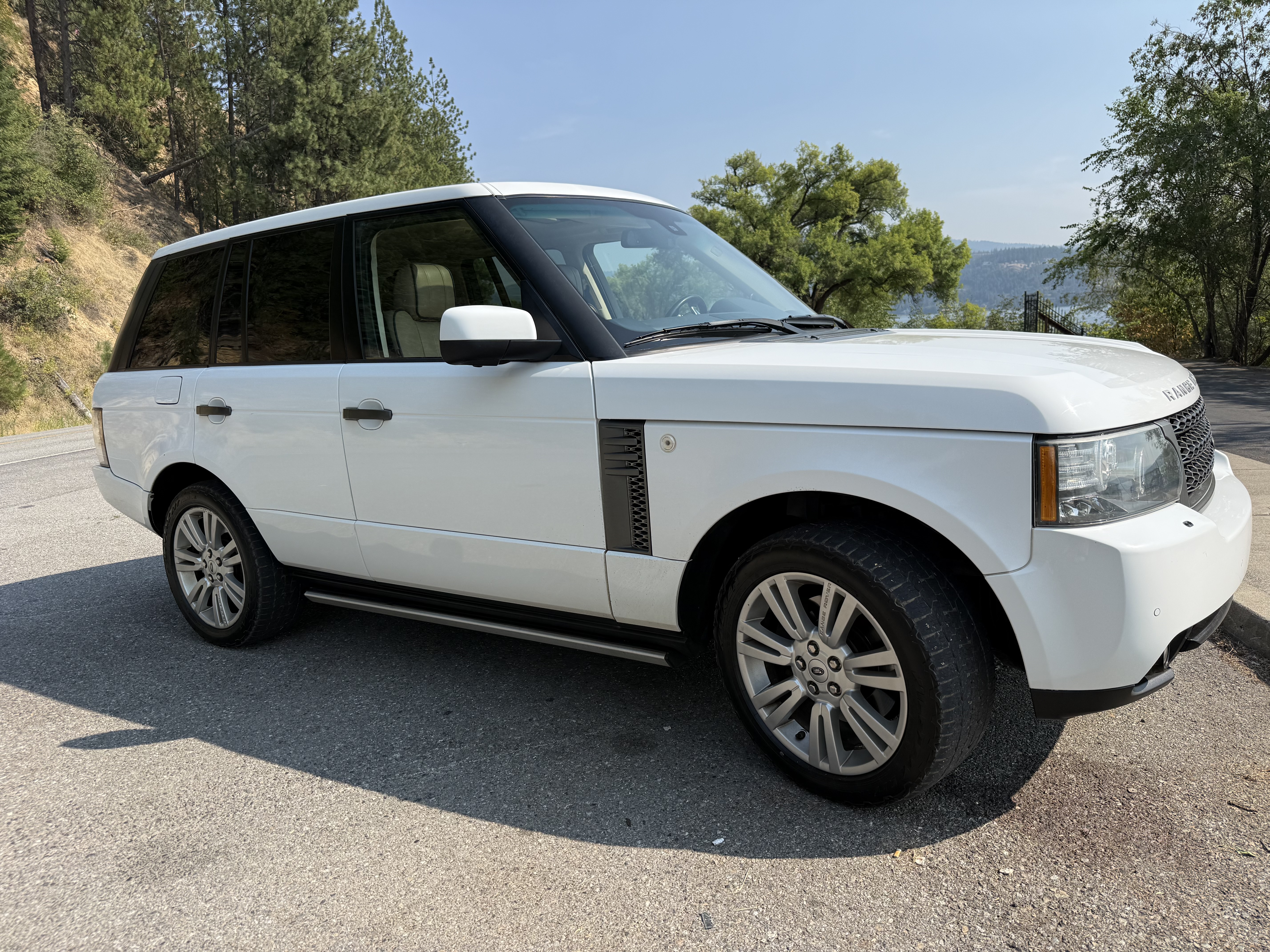 Used 2011 Land Rover Range Rover HSE LUX AWD/4WD image 16