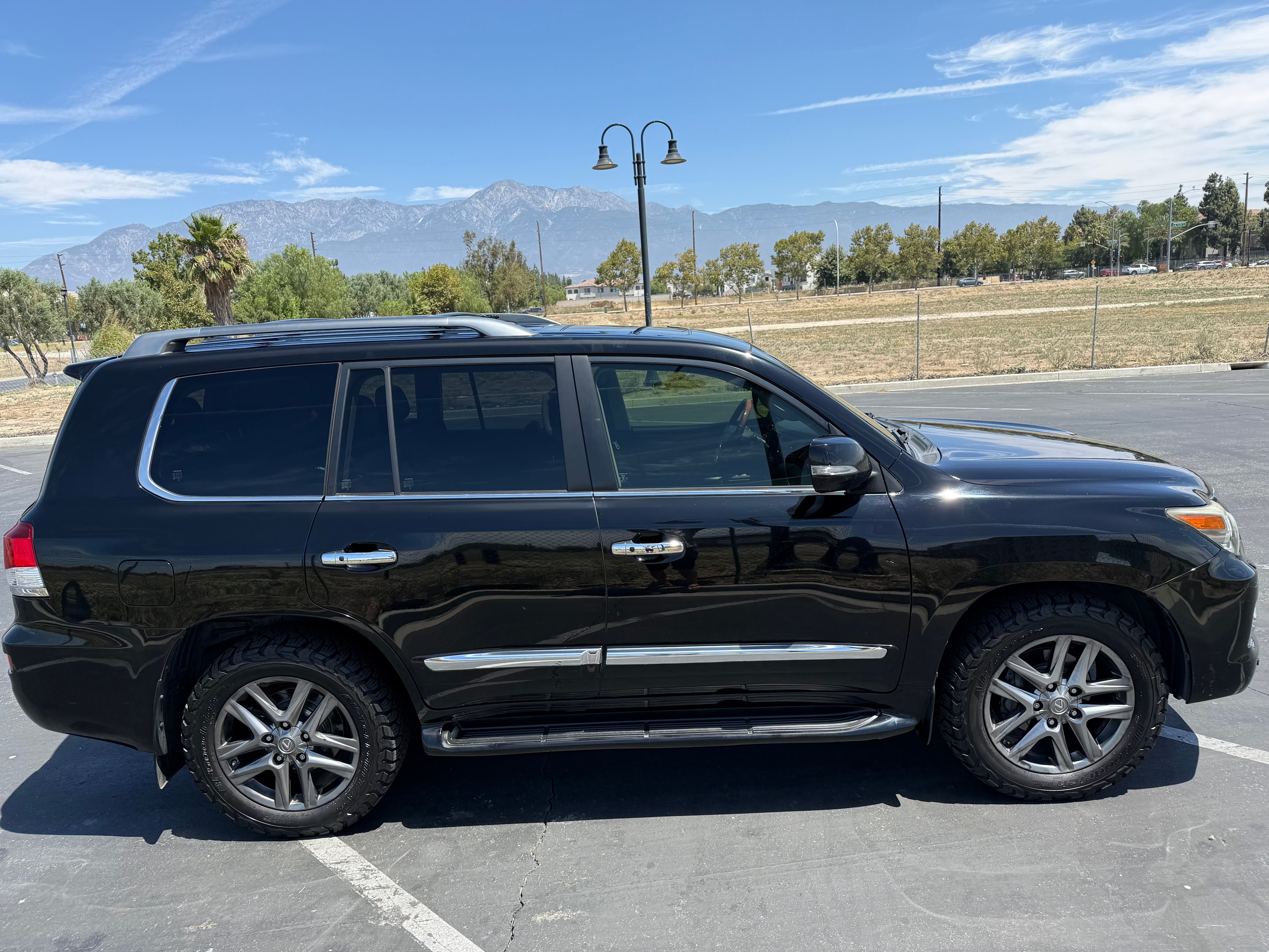 Used 2013 Lexus LX 570 4WD w/ Luxury Pkg image 6