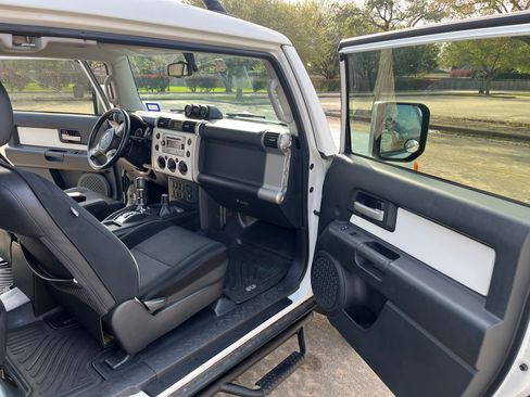 Used 2012 Toyota FJ Cruiser Sport Utility 2D w/ Upgrade Pkg image 21