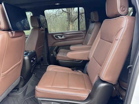 Used 2024 Chevrolet Suburban High Country w/ Advanced Technology Package image 20