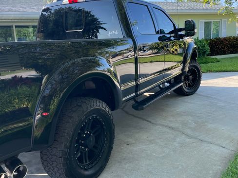 Used 2022 Ford F250 Lariat w/ Black Appearance Package AWD/4WD image 4