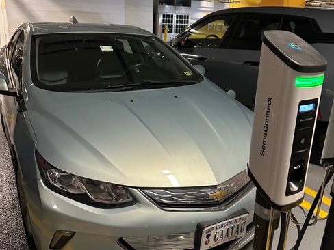 Used 2018 Chevrolet Volt LT w/ Comfort Package image 2