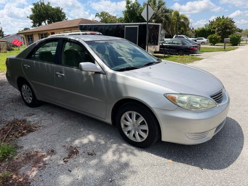 Used 2005 Toyota Camry LE image 2