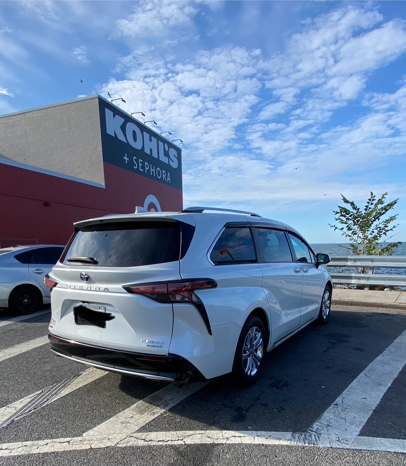 Used 2022 Toyota Sienna Platinum AWD/4WD image 5
