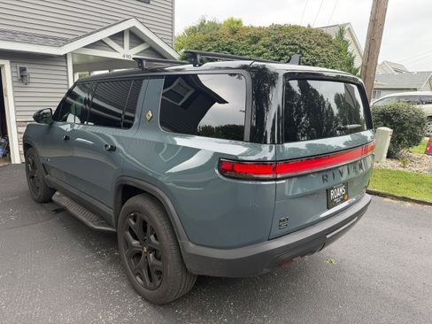 Used 2026 Rivian R1S Premium Quad AWD/4WD image 11