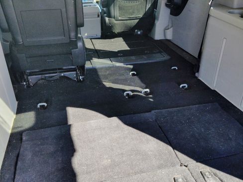 Used 2013 Chrysler Town & Country Touring-L w/ Driver Convenience Group image 11