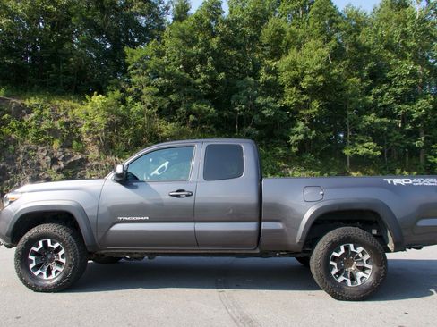 Used 2020 Toyota Tacoma TRD Off-Road AWD/4WD image 8