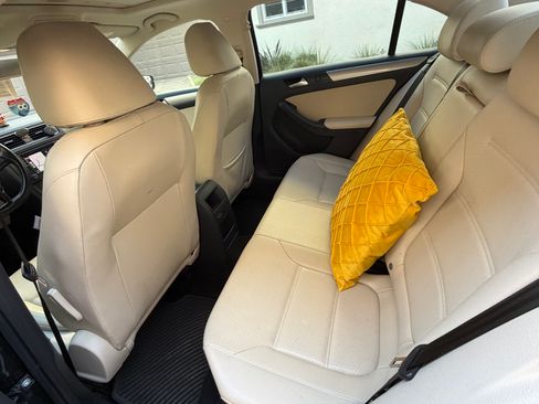 Used 2017 Volkswagen Jetta SE image 4