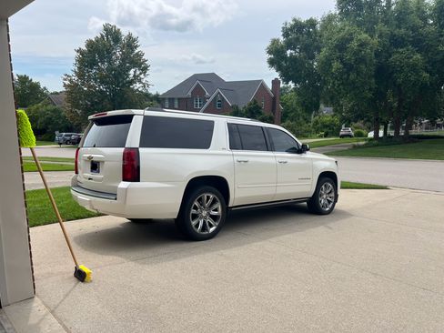 Used 2015 Chevrolet Suburban LTZ image 2