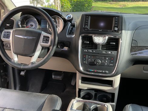 Used 2014 Chrysler Town & Country Touring FWD image 9