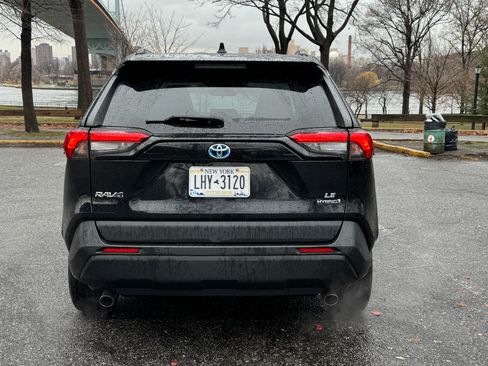 Used 2020 Toyota RAV4 LE image 5