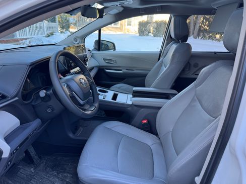 Used 2024 Toyota Sienna Limited image 13