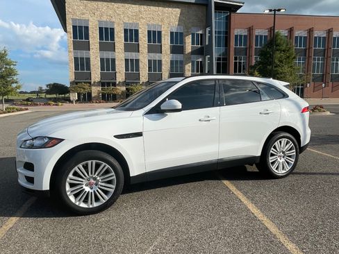 Used 2019 Jaguar F-PACE Premium image 16