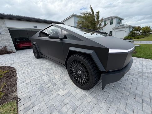 Used 2024 Tesla Cybertruck AWD Crew Cab image 9