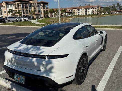 Used 2021 Porsche Taycan image 5