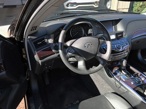 Used 2018 INFINITI Q70 Luxe w/ Cargo Package image 11