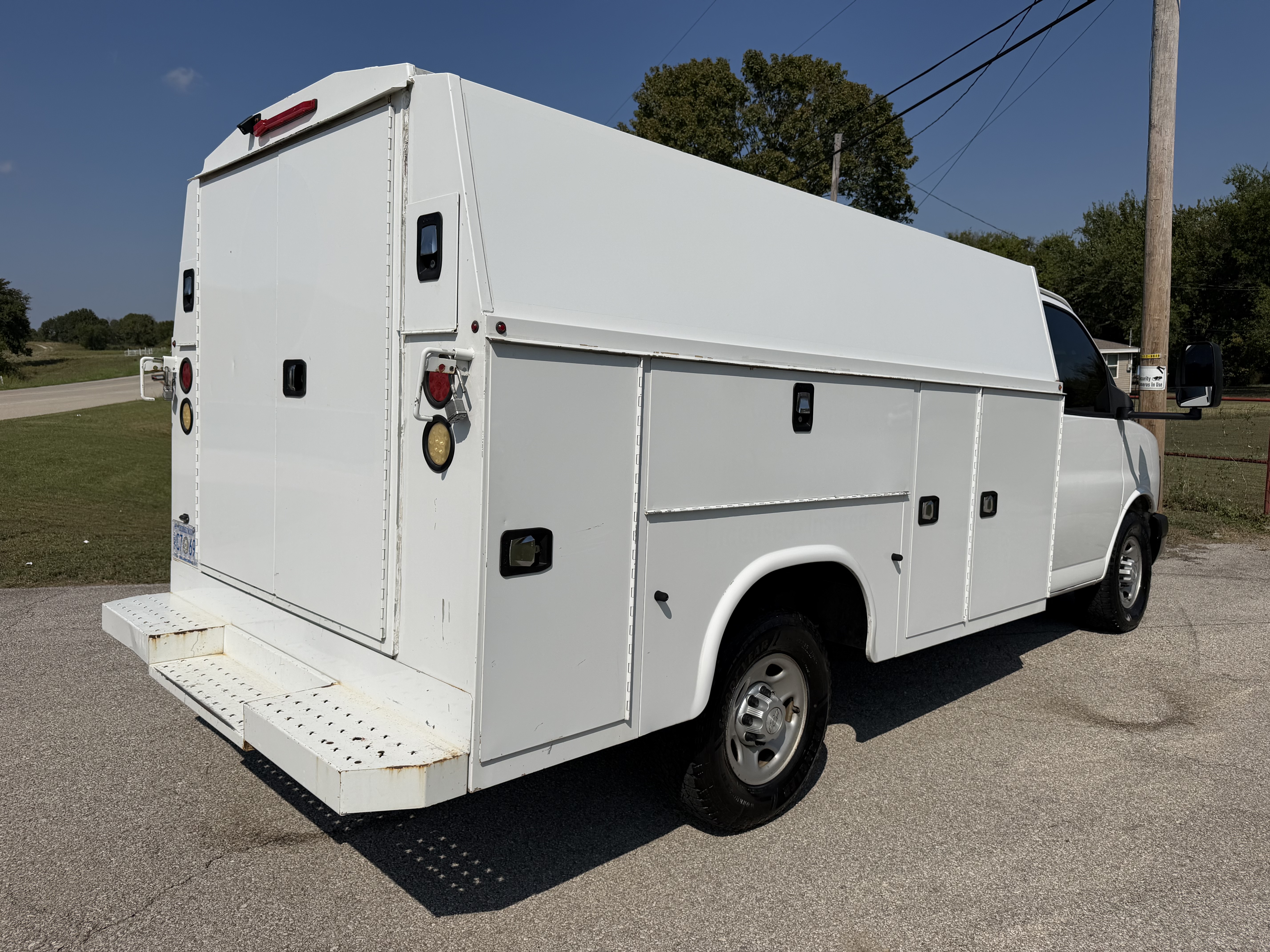 Used 2016 Chevrolet Express 3500 RWD image 2