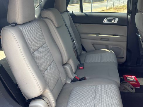 Used 2015 Ford Explorer XLT FWD image 6
