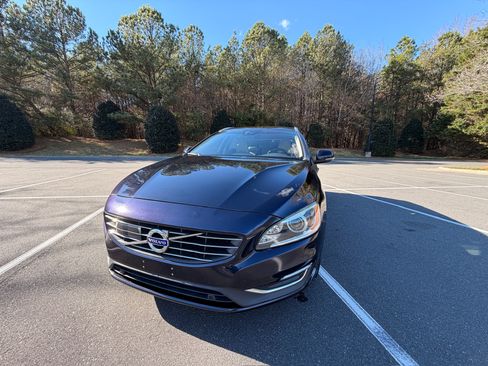 Used 2017 Volvo V60 T5 Platinum image 2