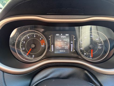 Used 2017 Jeep Cherokee Latitude w/ Cold Weather Group AWD/4WD image 8