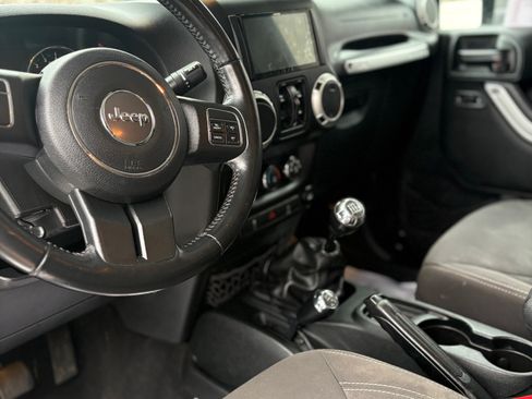 Used 2017 Jeep Wrangler Unlimited Sahara image 4