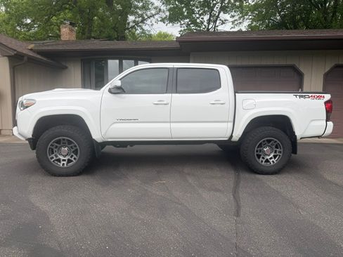 Used 2016 Toyota Tacoma TRD Sport w/ Towing Package AWD/4WD image 8