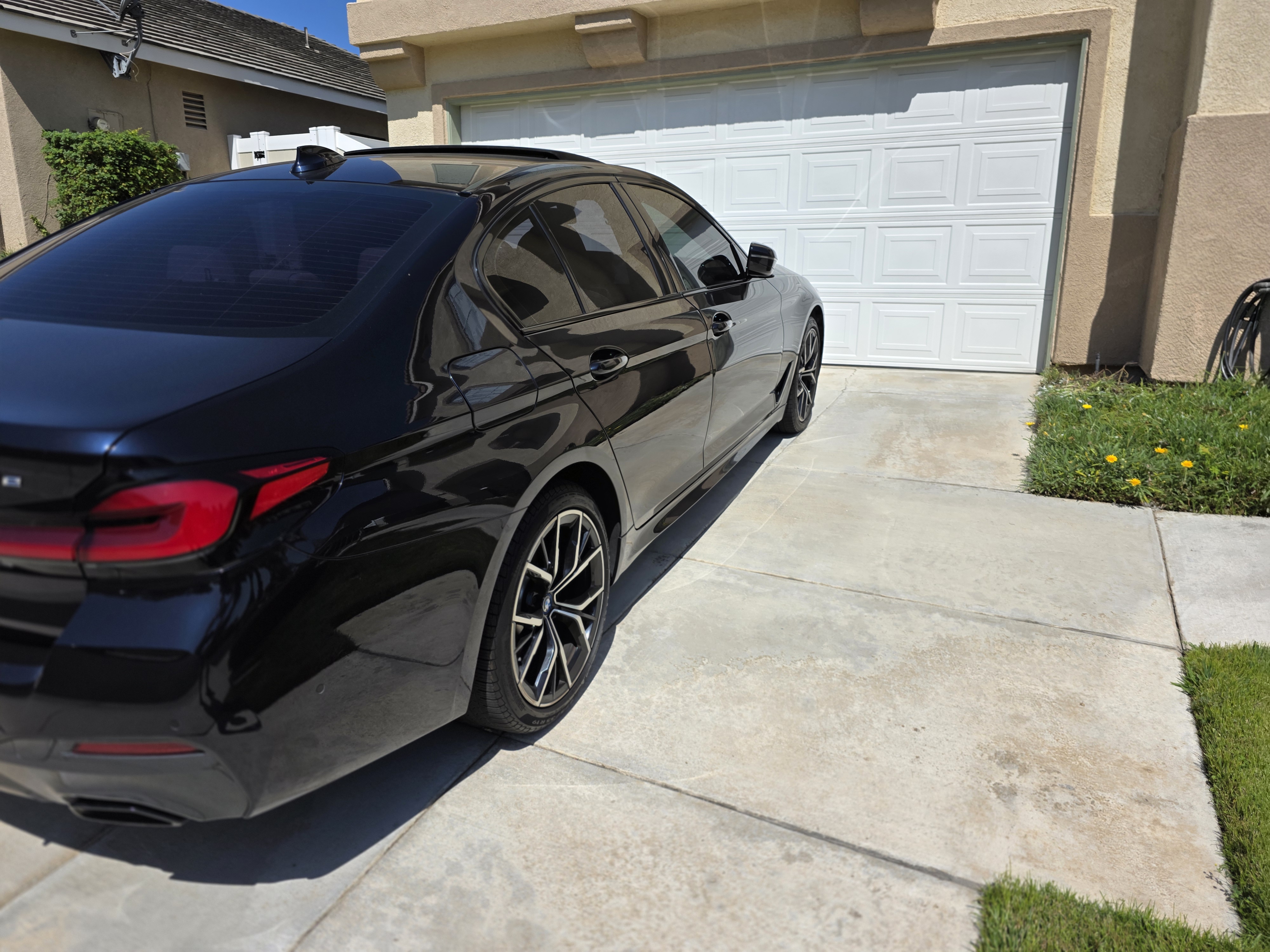 Used 2022 BMW 530e w/ M Sport Package RWD image 2