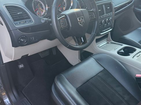 Used 2019 Dodge Grand Caravan SXT image 11