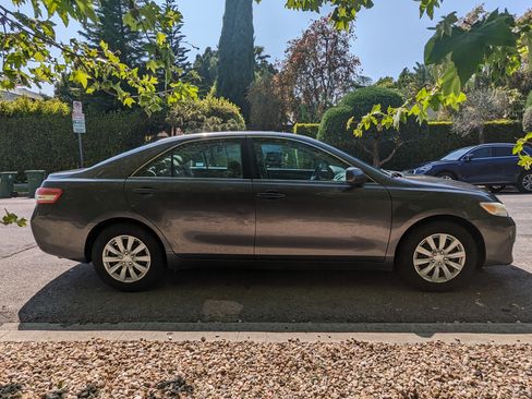 Used 2011 Toyota Camry LE image 9