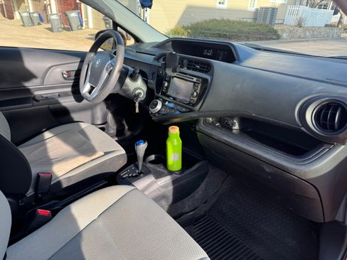 Used 2016 Toyota Prius C One image 10