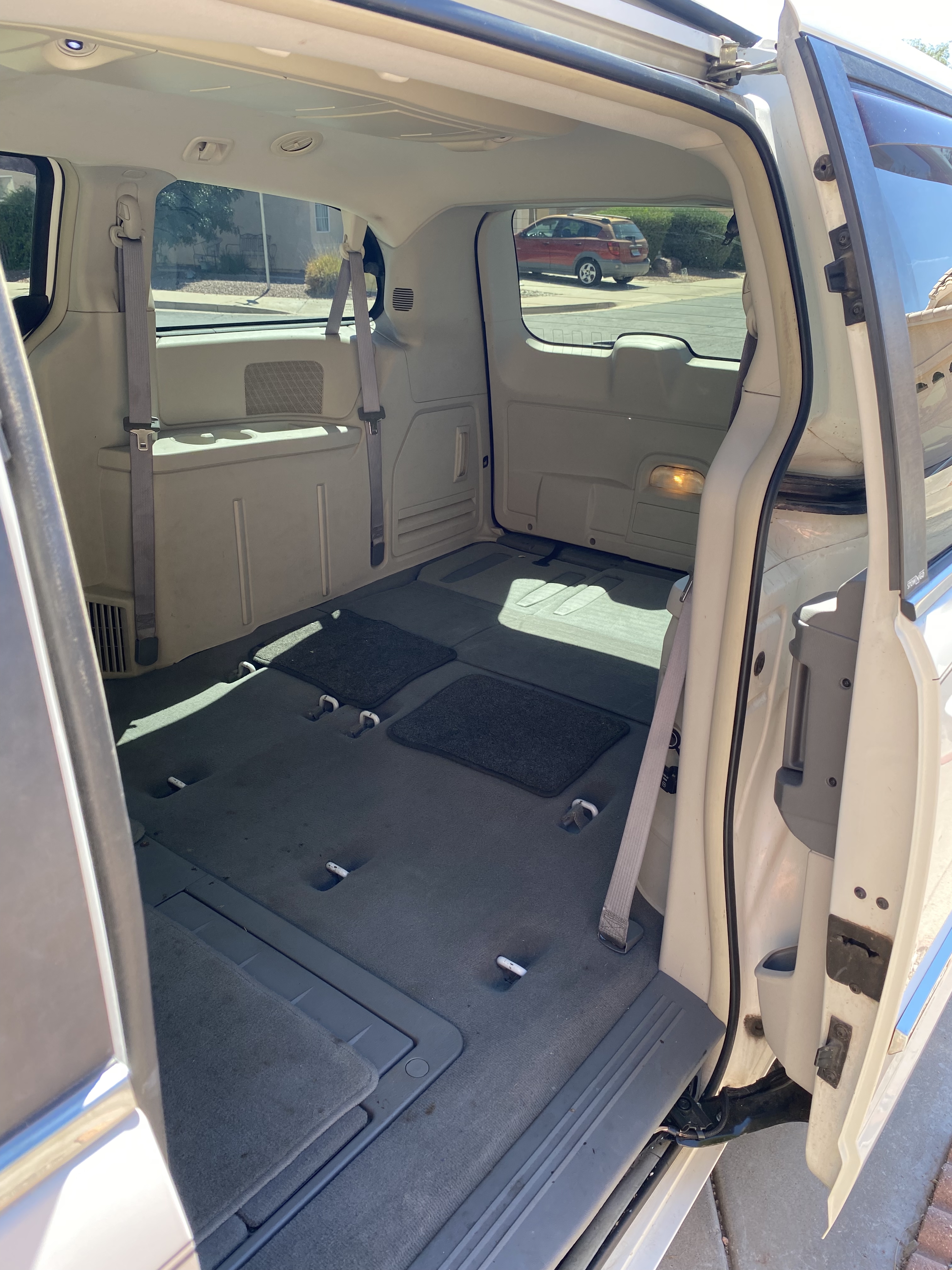 Used 2009 Chrysler Town & Country Touring FWD image 4