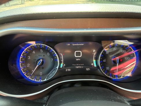 Used 2018 Chrysler Pacifica Touring-L Plus w/ Advanced Safetytec Group FWD image 19