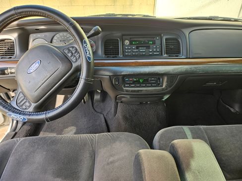 Used 2003 Ford Crown Victoria LX image 13