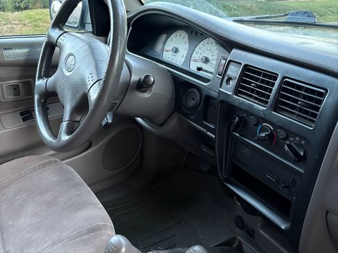 Used 2004 Toyota Tacoma 4x4 Xtracab V6 w/ Convenience Pkg image 12