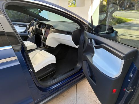 Used 2018 Tesla Model X 75D image 8