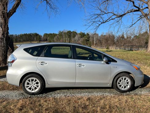Used 2014 Toyota Prius V Three image 1