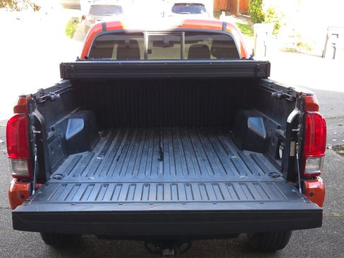 Used 2016 Toyota Tacoma TRD Sport image 13