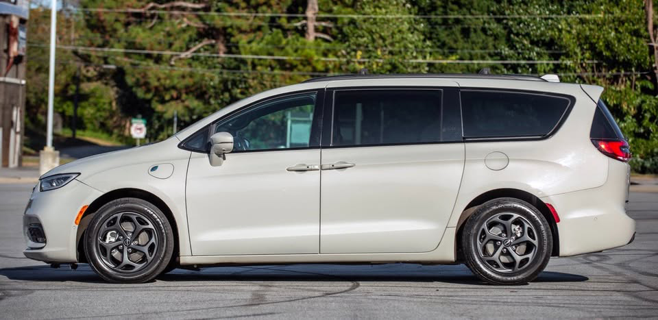 Used 2021 Chrysler Pacifica Touring-L w/ S Appearance Package FWD image 5