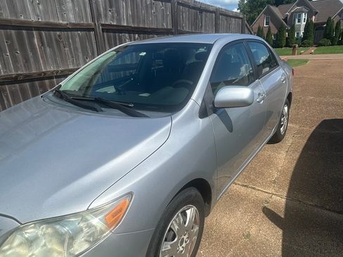 Used 2011 Toyota Corolla LE FWD image 2