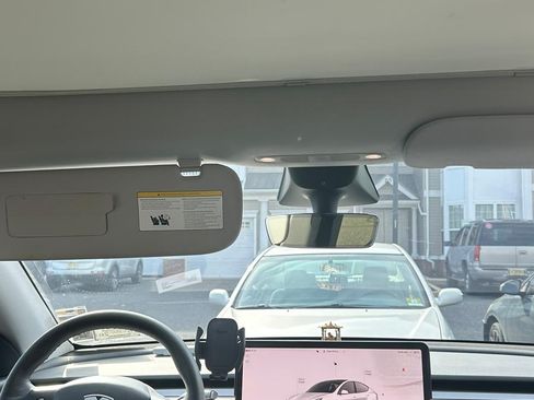 Used 2022 Tesla Model Y Long Range image 8