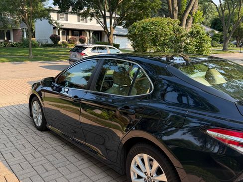Used 2018 Toyota Camry LE w/ Convenience Package FWD image 5