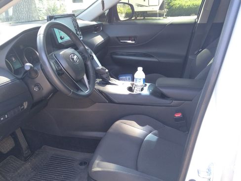 Used 2021 Toyota Venza LE image 6