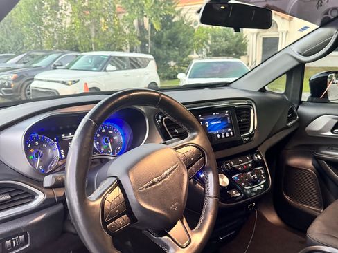 Used 2018 Chrysler Pacifica Touring Plus image 8